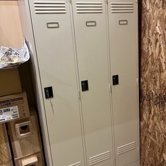 ３人用ロッカーの画像