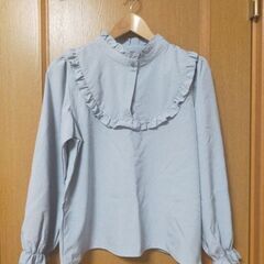 ブルーグレーのブラウス
