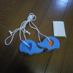 ひも持ってぞうを踏むおもちゃ