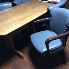 【お取引先が決まりましたので終了】ダイニングテーブル 、回転椅子4脚のセットの画像