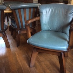 【お取引先が決まりましたので終了】ダイニングテーブル 、回転椅子4脚のセットの画像