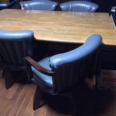 【お取引先が決まりましたので終了】ダイニングテーブル 、回転椅子4脚のセットの画像