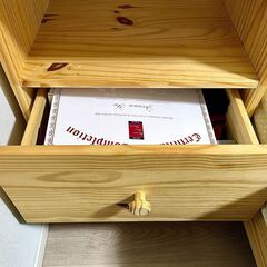 木製サイドテーブルの画像