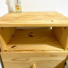 木製サイドテーブルの画像