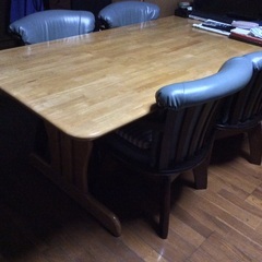 【お取引先が決まりましたので終了】ダイニングテーブル 、回転椅子4脚のセットの画像