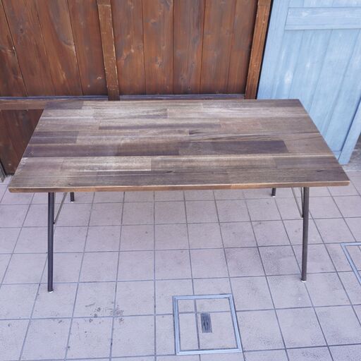 BIMAKES(ビメイクス)のSHINBASU(シンバス) ウォールナット無垢材/アイアン脚 ダイニングテーブル135です。インダストリアルな空間やブルックリンスタイルなど男前インテリアにおススメ！CL225 BIMAKES(ビメイクス)のSHINBASU(シンバス) ウォールナット無垢材