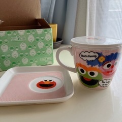 キャラクターのカップ2つの画像