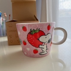 キャラクターのカップ2つの画像