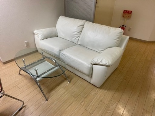 ソファーとガラステーブル