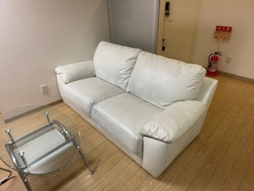 ソファーとガラステーブル