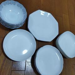 白いお皿たちの画像