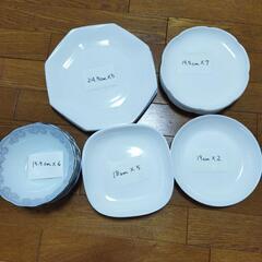 白いお皿たちの画像