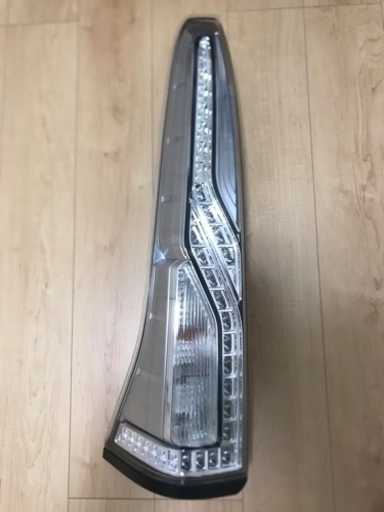 セレナC26後期テールランプ左側(美品)