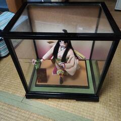 日本人形持っていてください!
