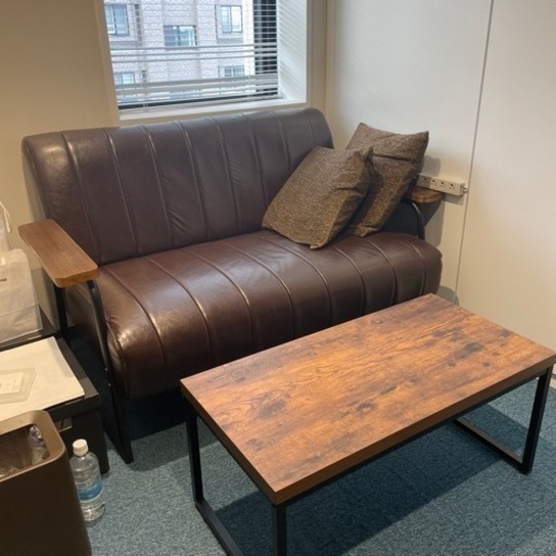 ソファー、テーブル、クッション