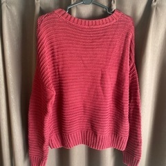 H&M ワインレッドニットの画像