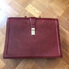 お医者さんが持つような鞄　革製品