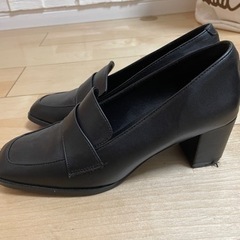 黒パンプスの画像