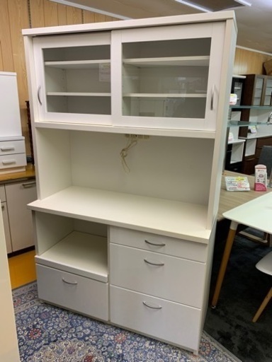 【リサイクルサービス八光　田上店　　配達・設置OK】ホワイト　食器棚　2口コンセント付