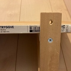 IKEAの木製の棚の画像