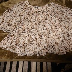 全面プリーツ被りブラウスと茶色のカーディガンの画像