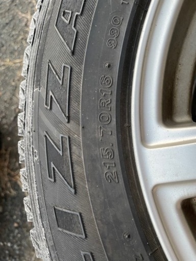 215/70R16 スタッドレスタイヤ