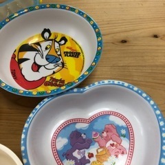 子供用プラスチックお皿&サーモス水筒の画像