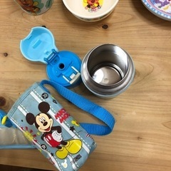 子供用プラスチックお皿&サーモス水筒の画像