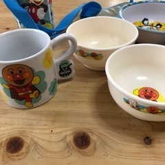 子供用プラスチックお皿&サーモス水筒の画像