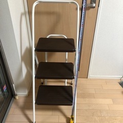 【確約済】折り畳み式の脚立　収納しやすく持ち運びにも便利な踏み台の画像