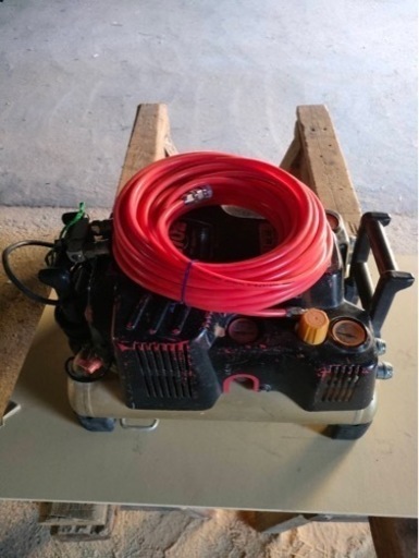 エアコンプレッサー  マックスAK-HL1210E エアホース付き