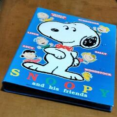 Snoopyチャーリーブラウンのバインダーの画像