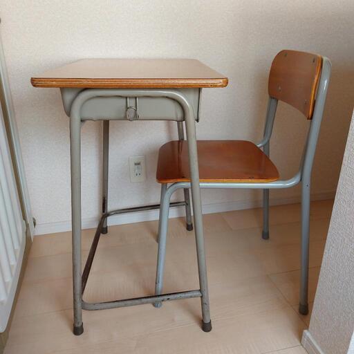 学校の机と椅子