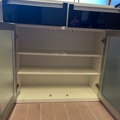 カウンター、食器棚の画像