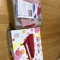 カワイ　ミニピアノP32 赤