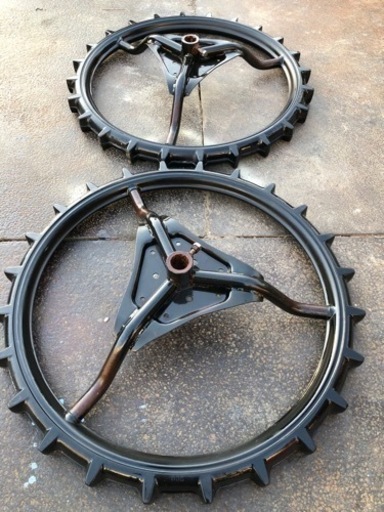 田植え機の後輪の２本　(引き取り限定)