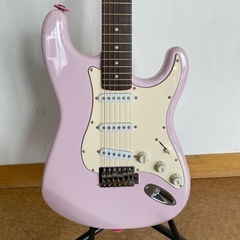 可愛いピンクが印象的❣️ BUSKER'S ストラトキャスター🎸の画像
