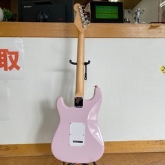 可愛いピンクが印象的❣️ BUSKER'S ストラトキャスター🎸の画像