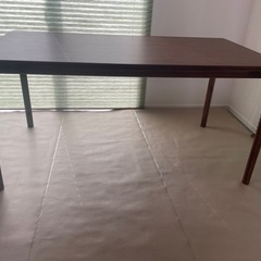 新品のダイニングテーブル