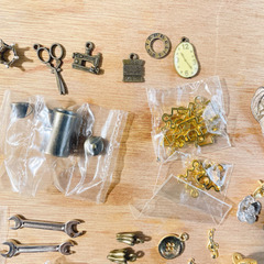 金属チャームやパーツ、ハギレなど色々詰め合わせセットの画像