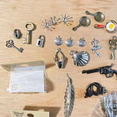 金属チャームやパーツ、ハギレなど色々詰め合わせセットの画像