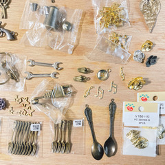 金属チャームやパーツ、ハギレなど色々詰め合わせセットの画像