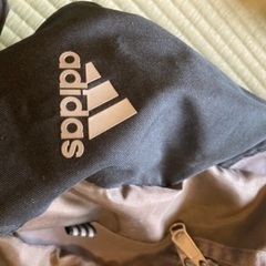 adidas アディダス　大きなショルダーバッグ　カーキ色