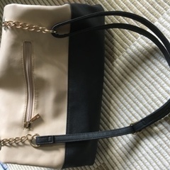 ショルダーバッグ　ベージュ　ブラックの画像