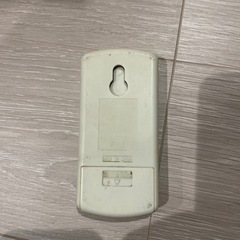 窓枠エアコンのリモコン中古の画像