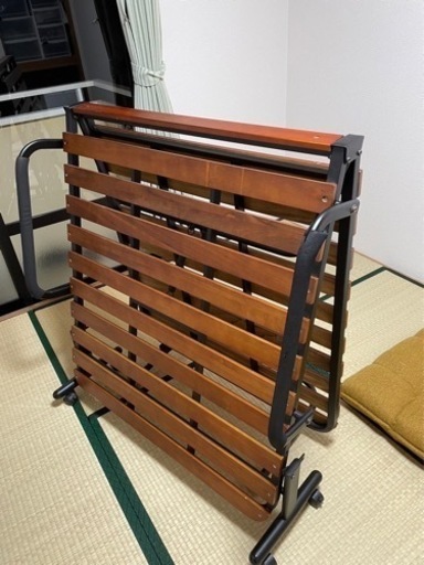 折りたためて便利なベッド