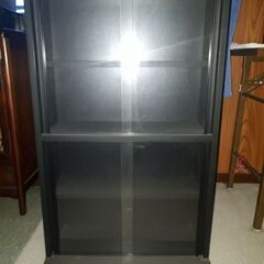 ガラス扉付き　収納棚