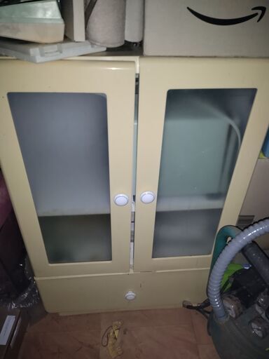 ガラス窓付き「キッチン収納棚」です。写真の通り片方の扉が傾いてますので三千円。
