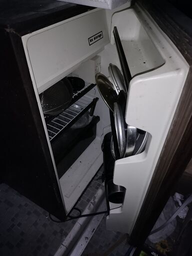 古い外国製の冷蔵庫　通電するか不明です。カメラやレンズとかの保管庫としてどうぞ。