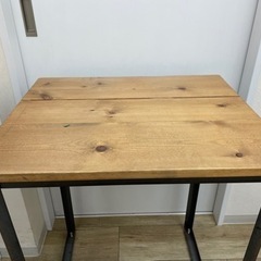 木目調アンティークテーブルの画像